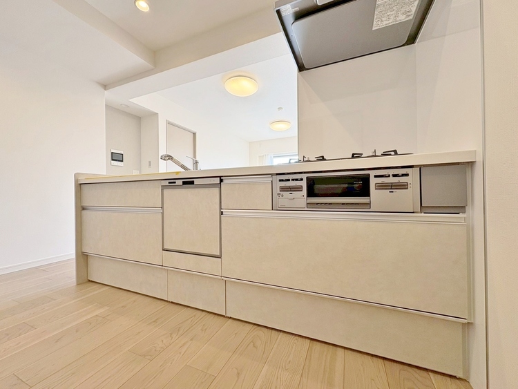 キッチン スマートな意匠と充実の機能を備えたキッチンが、暮らしにおいしい彩りを添えます。