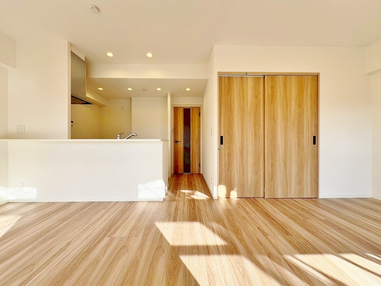 居間 飾り過ぎないシンプルな内装と偏り過ぎないデザインで統一しました。