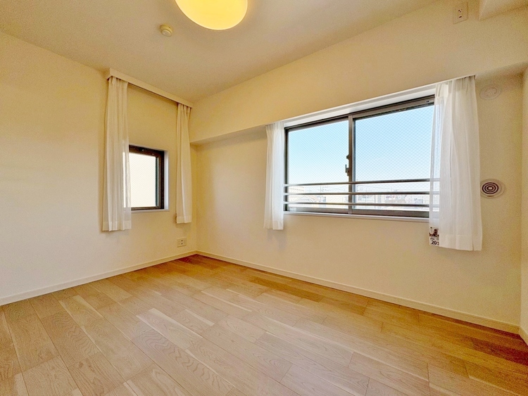 寝室 ベッドも十分に設置するスペースがあります。