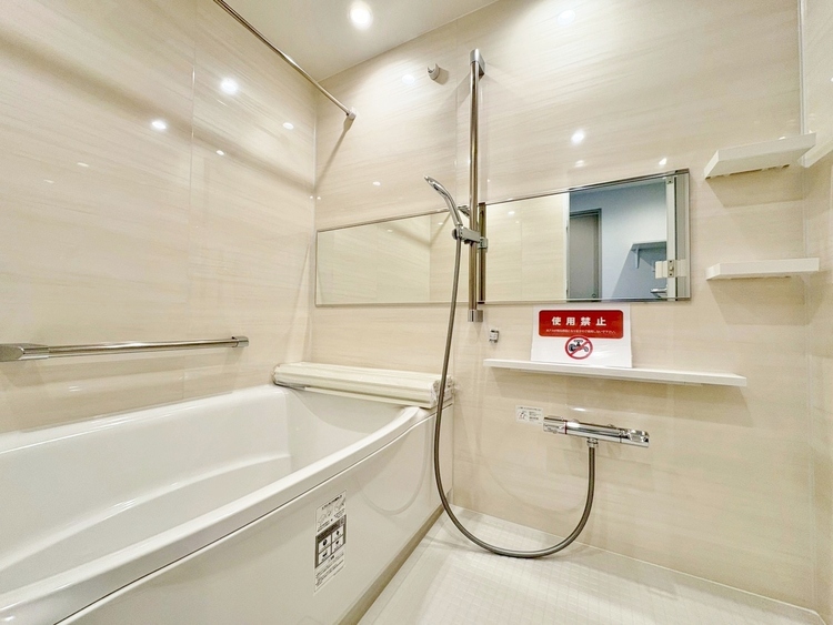 風呂 一日の疲れを癒すバスルームは、心地よいリラックスを叶える清潔感溢れる空間です。