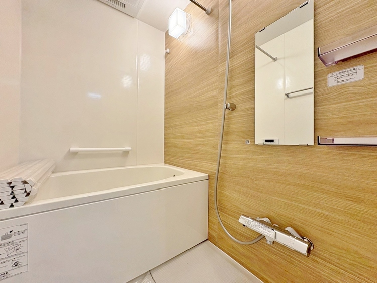 風呂 一日の疲れを癒すバスルームは、心地よいリラックスを叶える清潔感溢れる空間です。