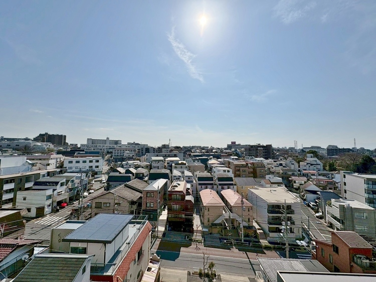 バルコニー 窓を開けると広がる青空。心をリフレッシュして日々を過ごしていきましょう。