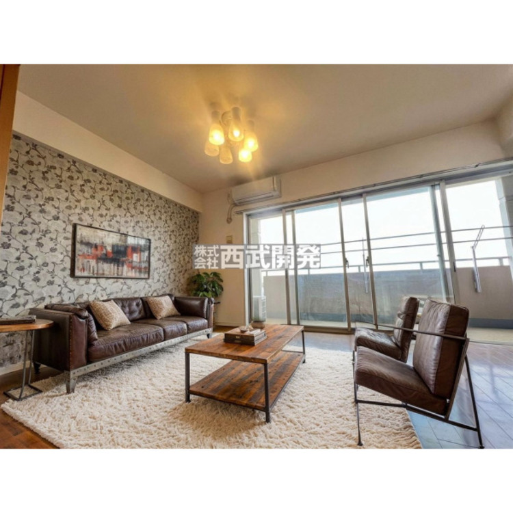 居間 【配置してある家具や小物はCGによるイメージです】ダイニングテーブル・ソファー・TVボードなどが置ける広さです。家具をレイアウトするのも新生活スタートの楽しみの一つですね。