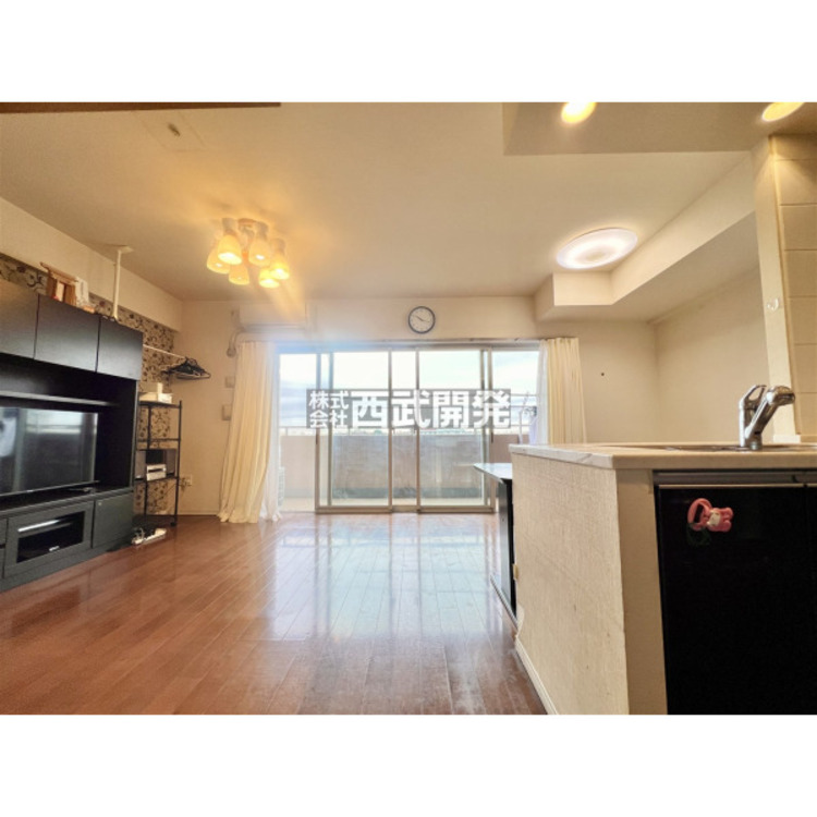 居間 大きな窓から舞い込む太陽の光に包まれた明るいひとときがイメージできますね。