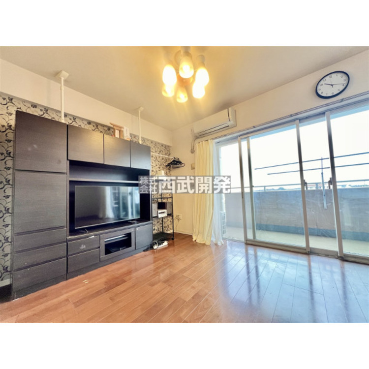 居間 リビングの陽だまりで過ごす毎日は、自然と家族の笑顔で溢れます。