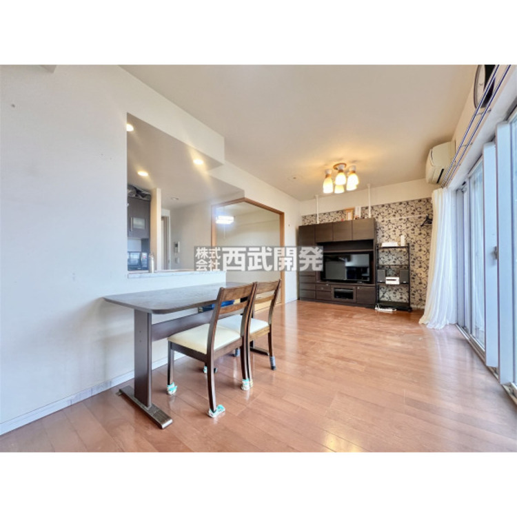 居間 家族の集うリビングに差込む陽射しは装いを変え空間に新たな彩りを加えます。採光良好なこの空間なら快適に過ごすことができますね。