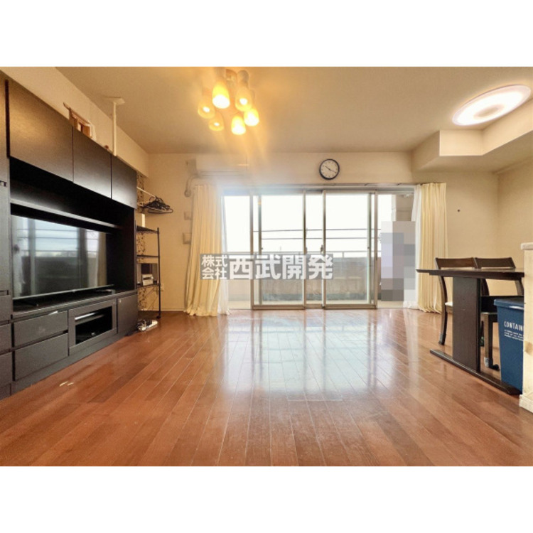 居間 ダイニングテーブル・ソファー・TVボードなどが置ける広さです。家具をレイアウトするのも新生活スタートの楽しみの一つですね。