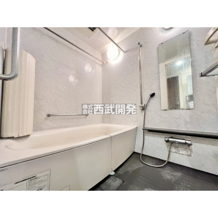 風呂 湯船に浸かり、ゆっくりと足を伸ばしながら一日の出来事を振り返るバスルーム！今日も1日お疲れ様です。