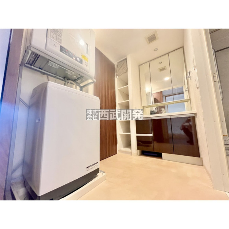 洗面 三面鏡付洗面化粧台。脇にはリネン棚を設置。タオルや着替えなどを入れたり、使い方はアイデア次第です。