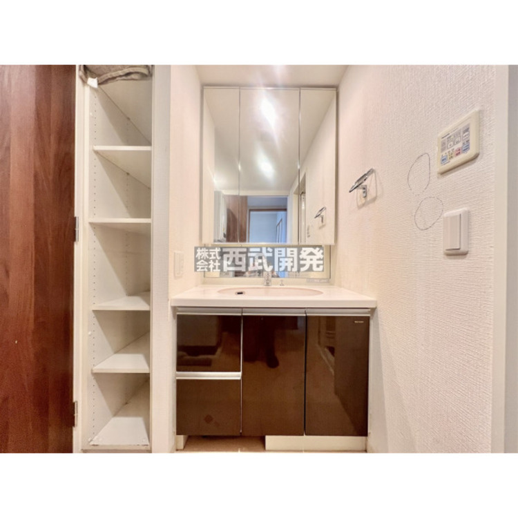 洗面 機能的な三面鏡付き洗面化粧台です。全収納型のミラーキャビネットで細かい物もいろいろ収納できます。