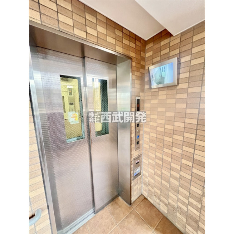 その他 エレベーターを備えたマンションです。監視カメラ付きで安心ですね。