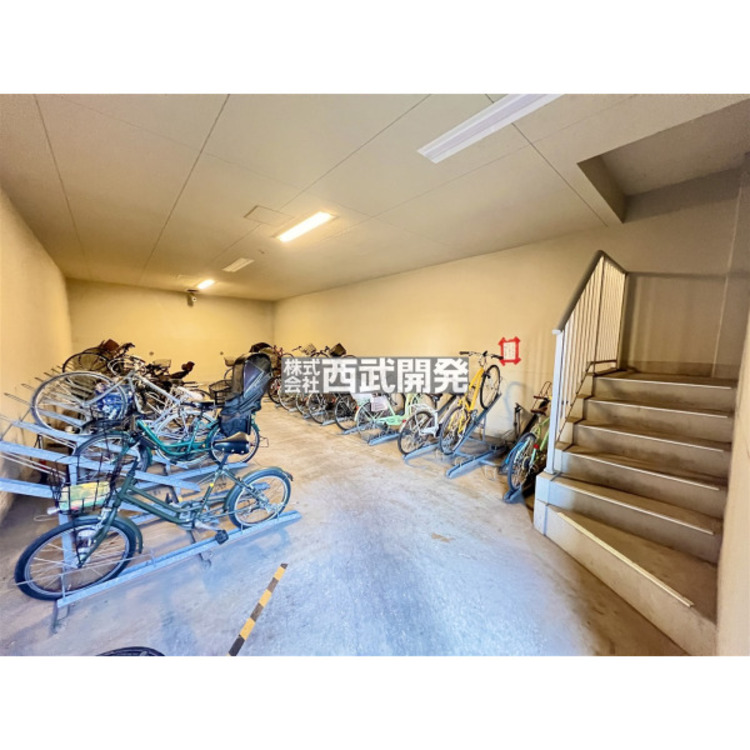 その他 屋内駐輪場は雨に濡れることなく乗り降りできますね。