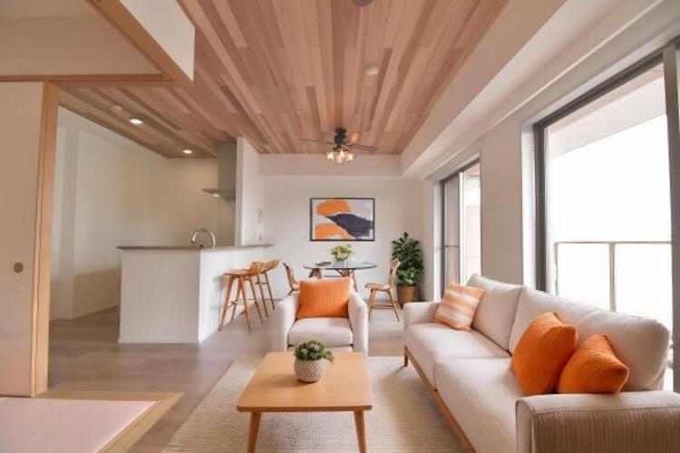 居間 リビング（配置してある家具はCGによるイメージです）LDK15帖　家族団らんの時間も増えそうなくつろぎのＬＤＫ。大きな窓からは明るい陽光が差し込んでおります。