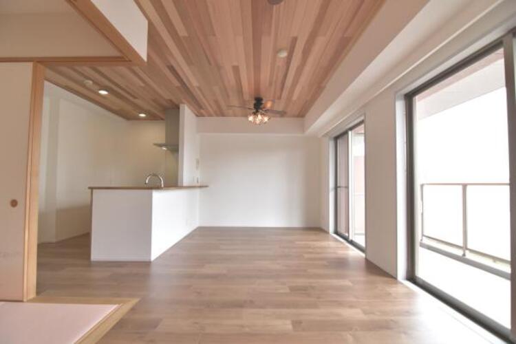 居間 リビング　家は、ただ生活する場ではなく、暮らしを愉しく、快適にする場所。笑顔の毎日、安らぎの日々のために、最新の設備・仕様を採用。