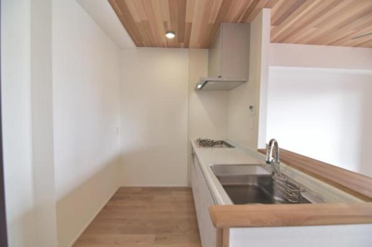 キッチン リビング全体が見渡せる対面式システムキッチン。お子様達がいつもママのそばにいられる安心感も生まれます。食事の用意をしながらご家族との会話も弾み笑顔溢れる空間です。