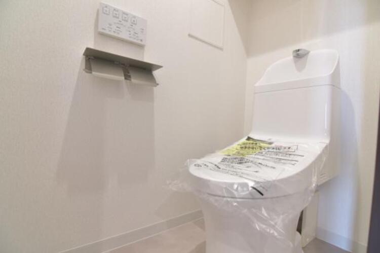 トイレ 白を基調としたウォシュレットトイレは清潔感あるプライベート空間を演出します。