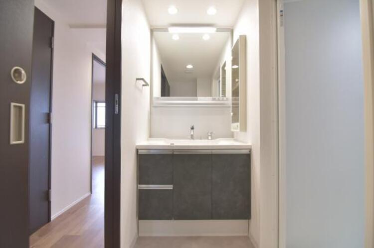 洗面 三面鏡の裏は機能的な収納を配置。コンセントも付いているため電動シェーバーや電動歯ブラシも収納できます。