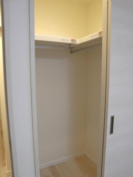 収納 ウォークインクローゼットには普段使わない季節用品やトランクなど、大きなものもラクラク収納できます。