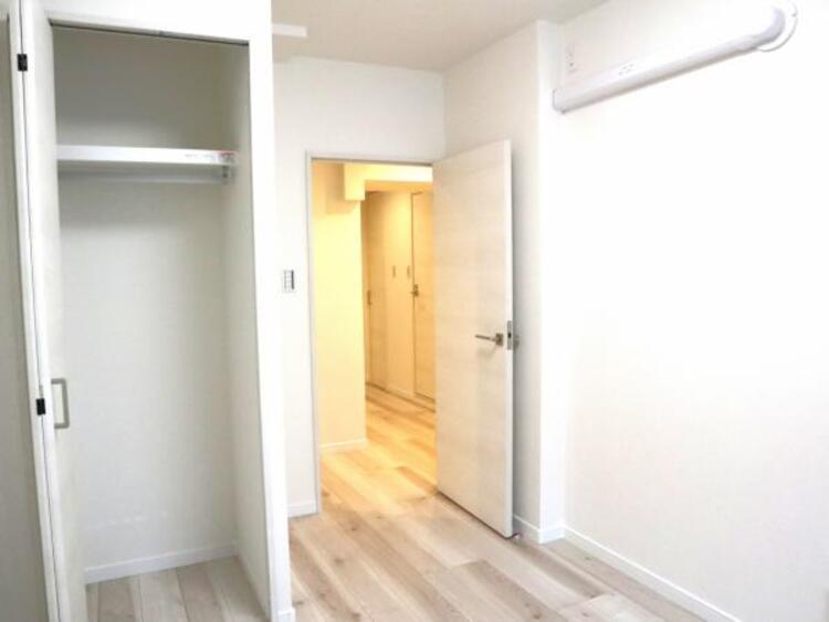 収納 クローゼットには棚やハンガーパイプが備えられているので、大切なお洋服にしわを付けずにそのまましまうことが出来ます。