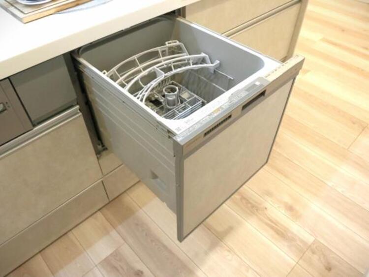 設備 食器洗浄乾燥機を標準装備。作動中は他の家事を並行して進めることができ、家事の時短と負担軽減につながります。高温、高圧水流で洗浄するため、除菌・消臭効果が期待でき、衛生面での安心感が高まります。また、手荒れの心配もなくなります。