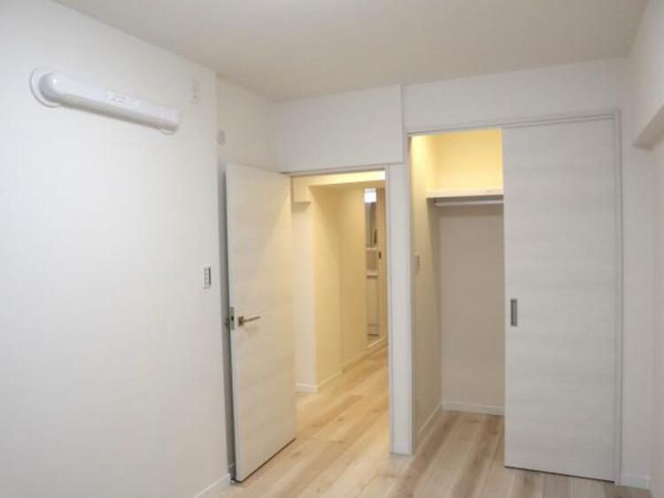 設備 収納力の高いウォークインクローゼット。衣類はもちろん、バッグやアクセサリーなどをまとめて収納できます。かさばる季節ものなどの収納にも便利です。