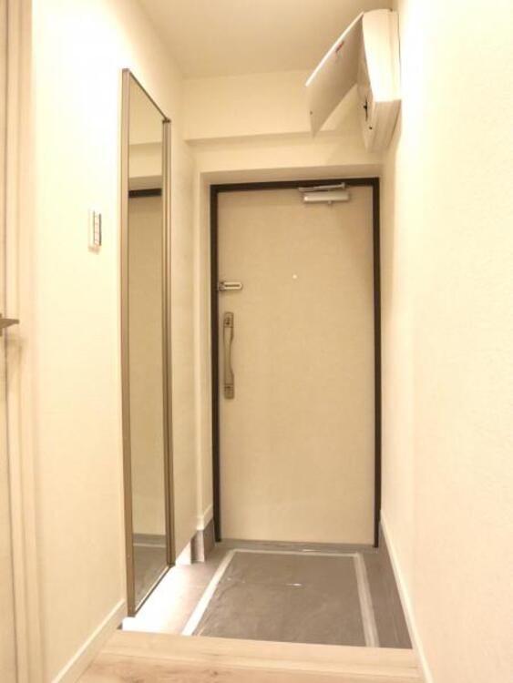 その他 玄関のシューズクローゼットには鏡がついており玄関を広く見せつつ身だしなみを整えることができます。