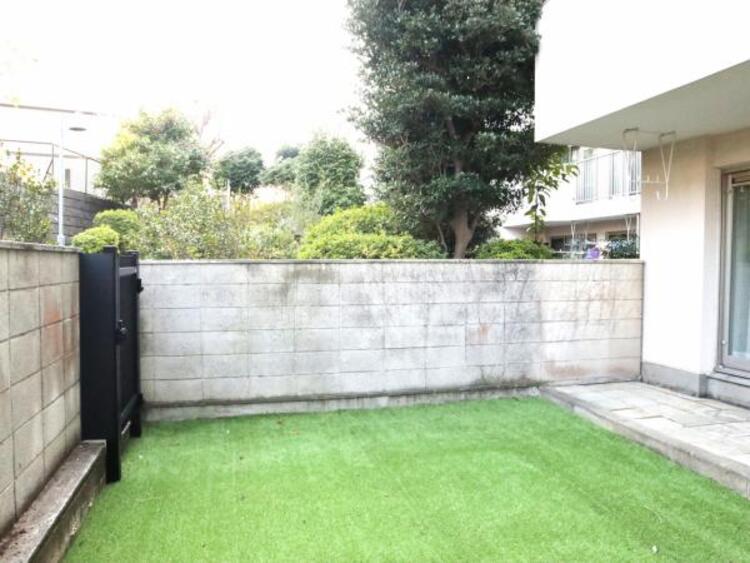 その他 専用庭は開放感を感じられ、ガーデニングやお子様の遊びをスペースとしても楽しむことができます。