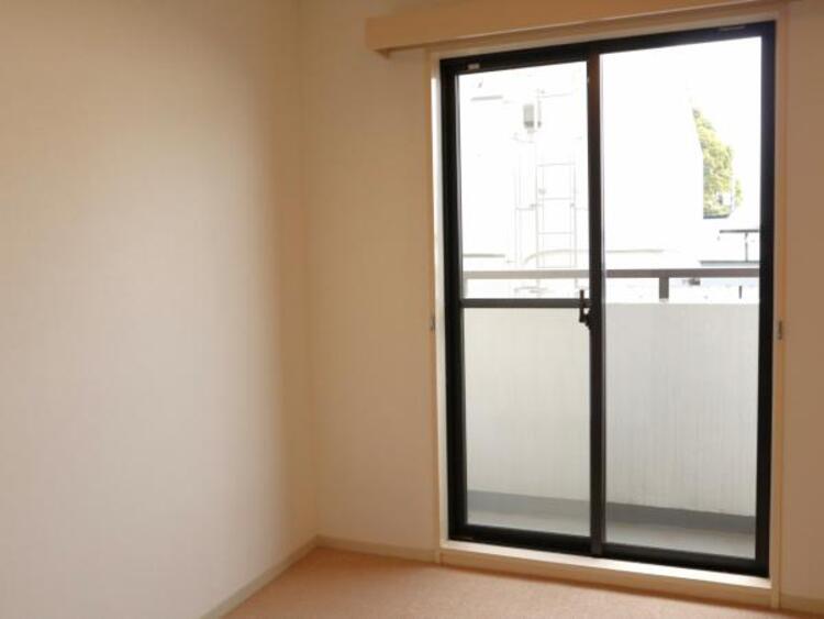 内装 窓から注がれる光で家族とのコミュニケーションも明るくなりそうな居室です。