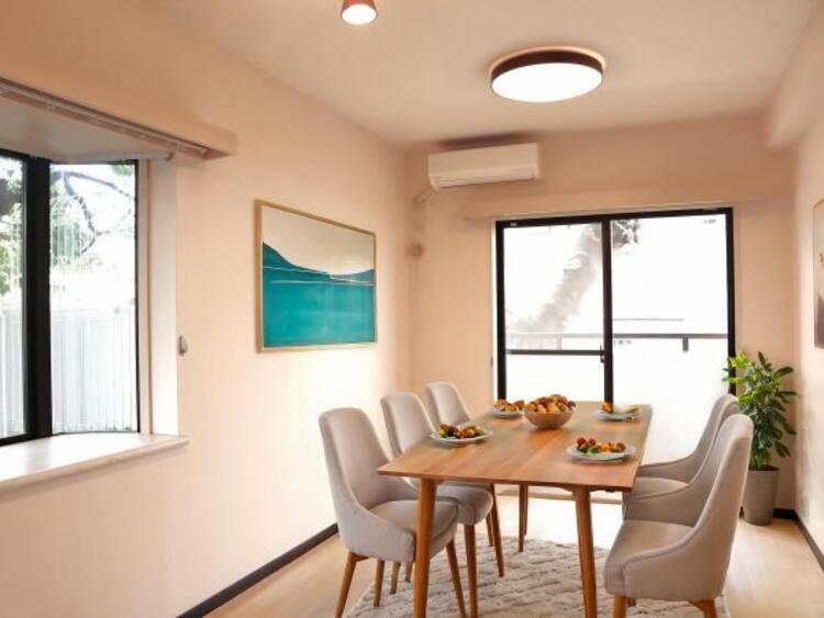 居間 リビング（配置してある家具はCGによるイメージです）ゆとりあるキッチンスペースを備えるリビングは家族が1番くつろげる癒しの空間です。