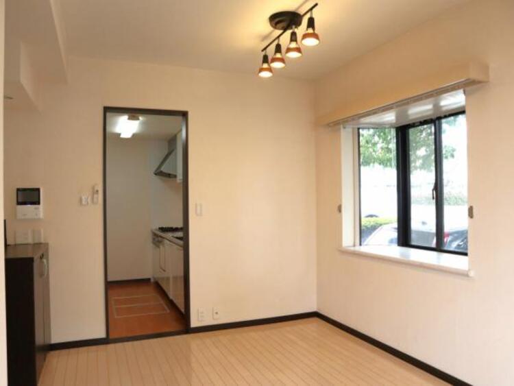 居間 落ち着きのあるリビングです。お友達が遊びに来た時にも使えますし、ちょっと疲れた時にお昼寝できるのも嬉しいですね。