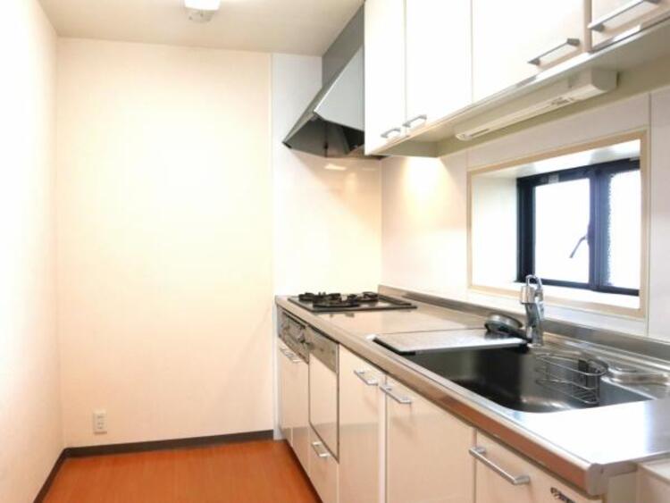 キッチン 広々としたキッチンスペース。食洗機と浄水器が付き、収納力もあるキッチンはお料理が捗ります。