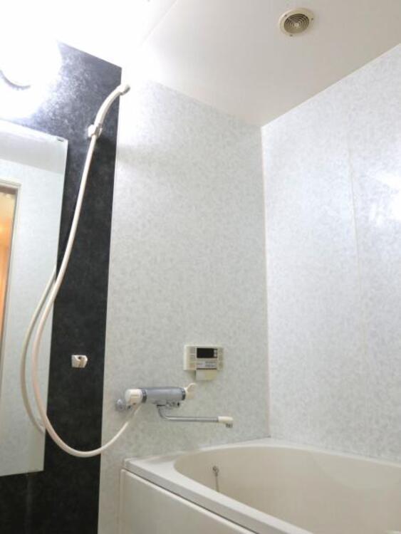 風呂 浴室乾燥機付きで雨の日の洗濯も可能です。凹凸が少ない汚れの付き辛くお掃除が楽な仕様となっております。