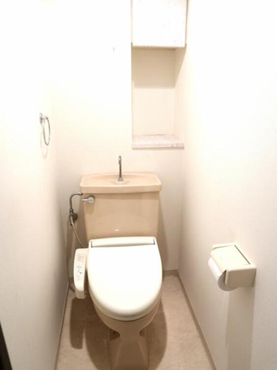 トイレ ウォシュレット付き清潔感の溢れるトイレです。落ち着いた空間で安らぎのひとときをお過ごし頂けます。