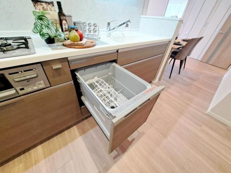 設備 食器洗浄乾燥機を標準装備。作動中は他の家事を並行して進めることができ、家事の時短と負担軽減につながります。高温、高圧水流で洗浄するため、除菌・消臭効果が期待でき、衛生面での安心感が高まります。また、手荒れの心配もなくなります。