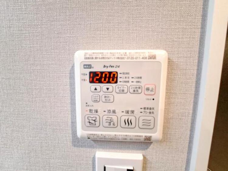 設備 浴室には浴室換気乾燥機を設置。雨天時も洗濯物を干すことができます。さらに冬場は脱衣所や浴室の暖房代わりとなり、ヒートショックなどの抑制が期待できます。