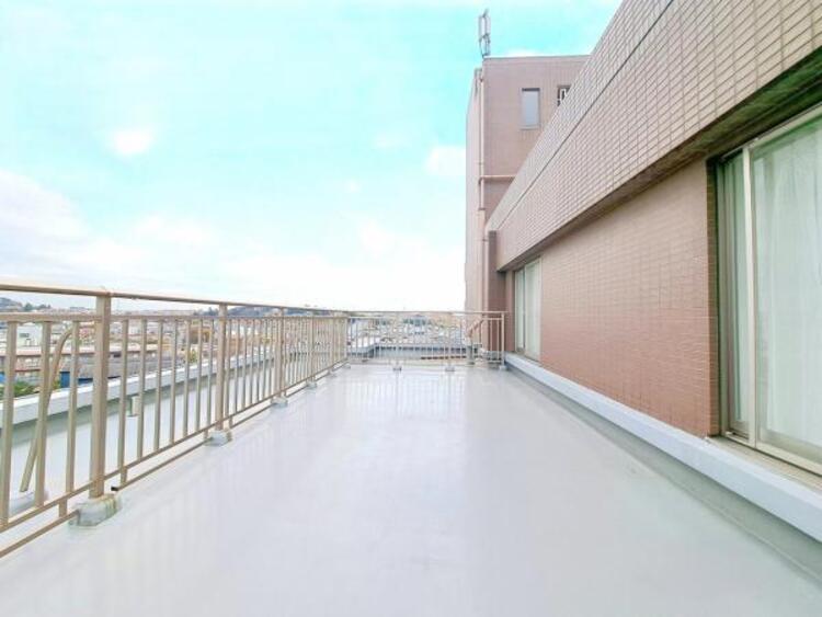 バルコニー 3部屋またぐ広さの風通しのよいバルコニー。お洗濯物も乾かしやすいですね。