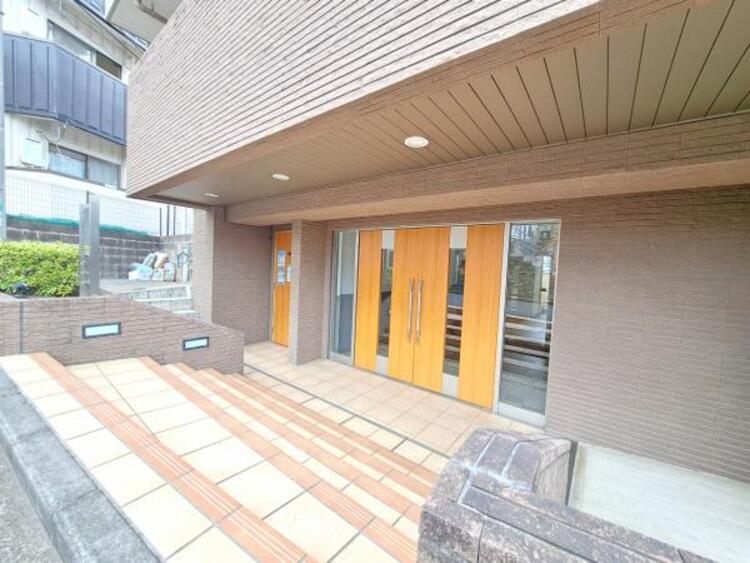 エントランス 居住者の帰り、訪れる方を優しく迎えてくれるエントランスです。