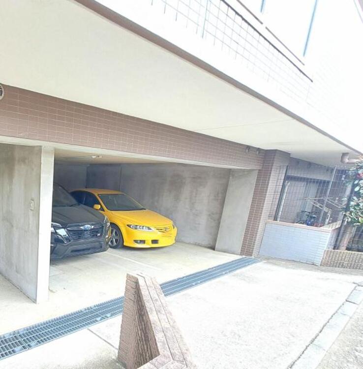 駐車場 敷地内に設けられた駐車スペース。無償で駐車場利用可能（1住戸1台まで）