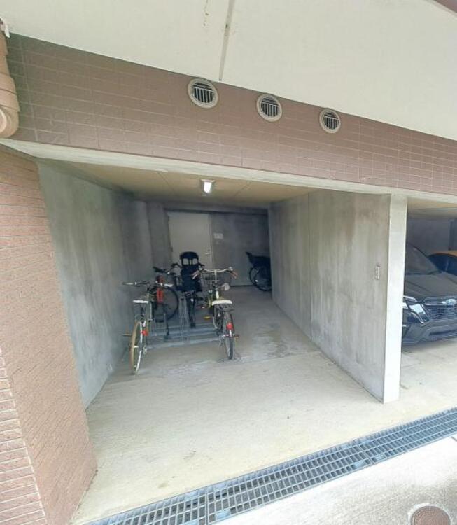 その他 屋根がついた駐輪場、自転車も濡れにくいです。