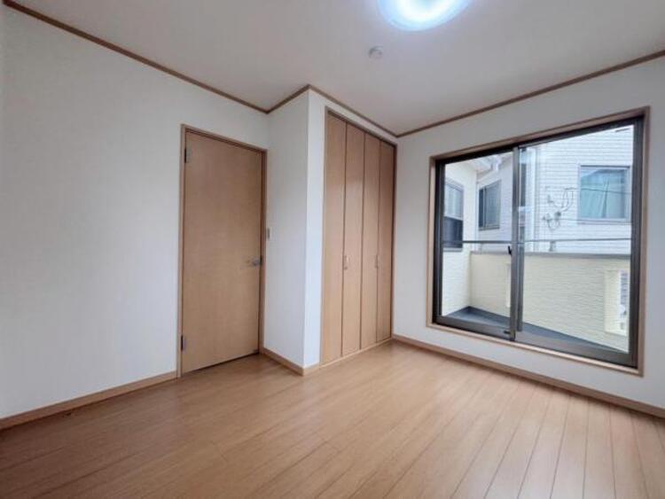 内装 大きな窓からたっぷりと陽光が注がれる明るい空間。くつろぎのスペースにも、癒しのスペースにもなる心休まる空間です。