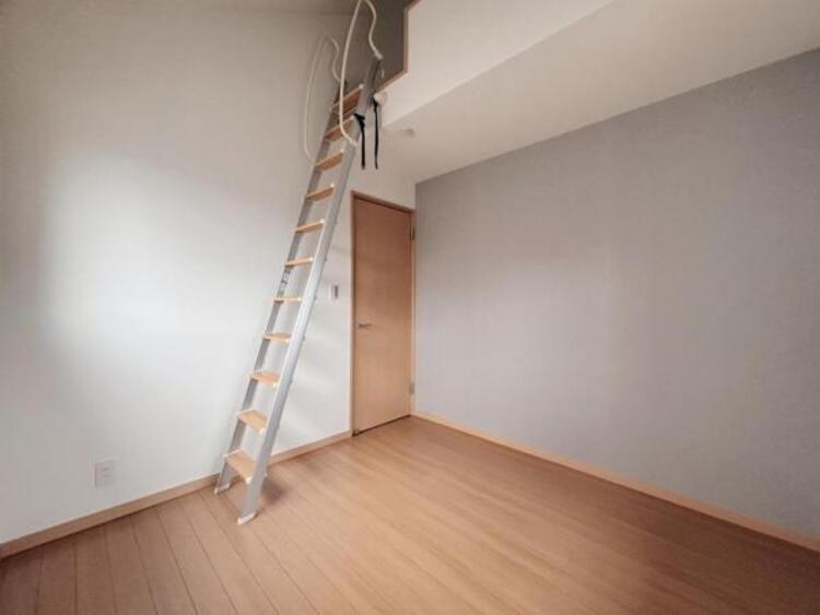 内装 ロフト付きの開放的なお部屋。誰もが好みで飾れるシンプルな室内に仕上げてあります。