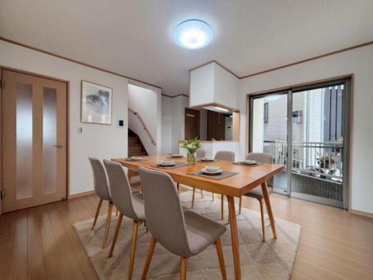 居間 リビング（配置してある家具はCGによるイメージです）明るく穏やかな空気のなかで食べたり、笑ったり。そんな幸せを感じさせてくれる場所です。