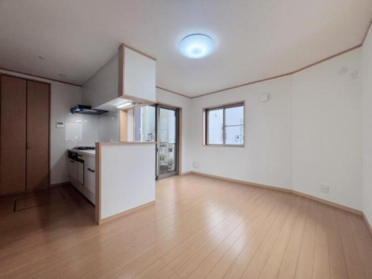 居間 ここにはみんなが集い、食事と楽しい会話が始まる。そんな束の間の幸せを感じさせてくれる場所です。