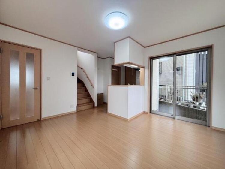 居間 明るく穏やかな空気のなかで食べたり、笑ったり。そんな幸せを感じさせてくれる場所です。