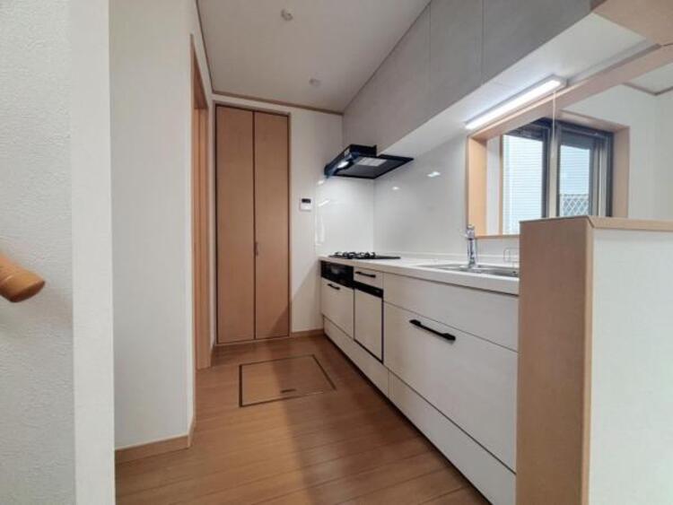 キッチン リビング全体が見渡せる対面式システムキッチン。食事の用意をしながら家族との会話も弾み笑顔溢れる空間です。