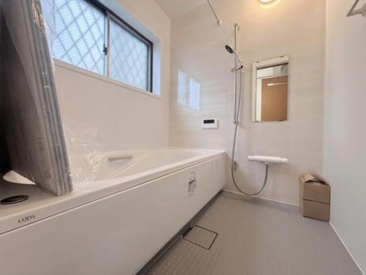 風呂 光に照らし出されたバスルーム。広い浴槽にゆっくりと身を沈め深く瞑想をすれば、また新たな活力が膨らんできます。