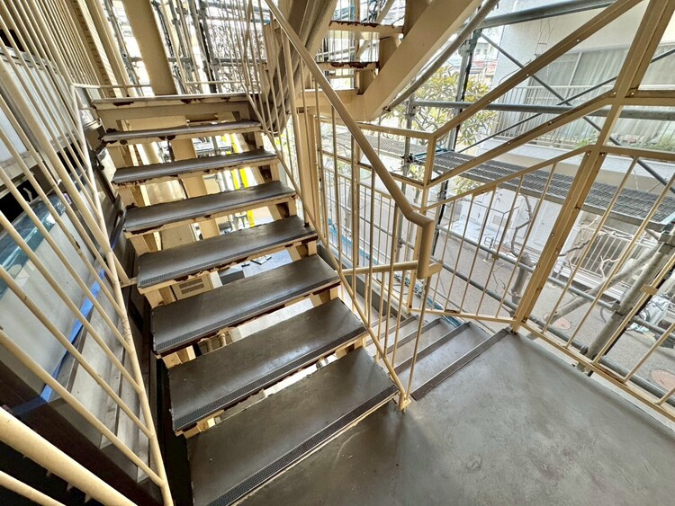 その他 共用部の階段です。明るく清潔に管理されています。