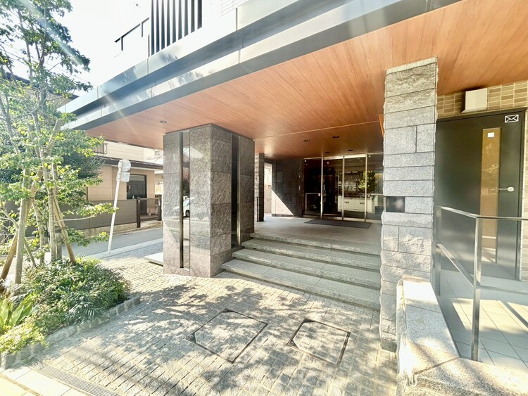 その他 上質感漂う玄関アプローチです。