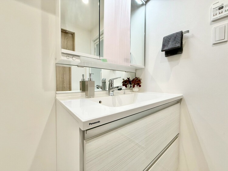 その他 清潔感を感じられる洗面化粧台。