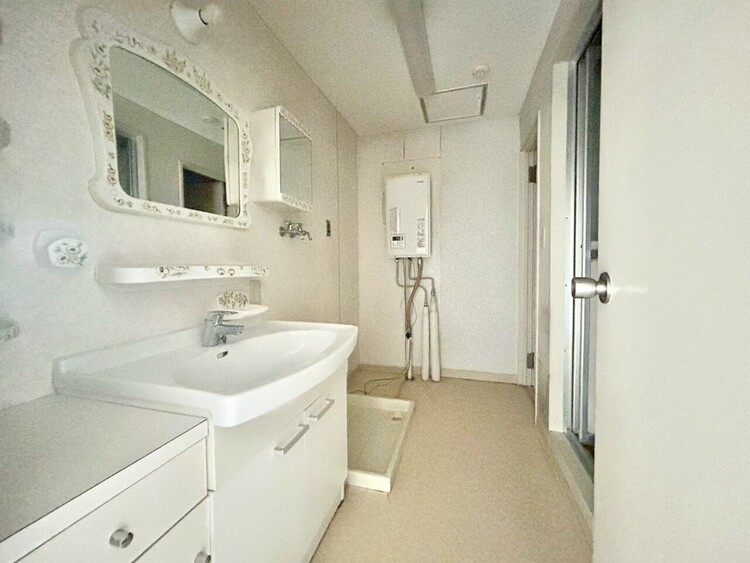 その他 十分な広さの脱衣所。